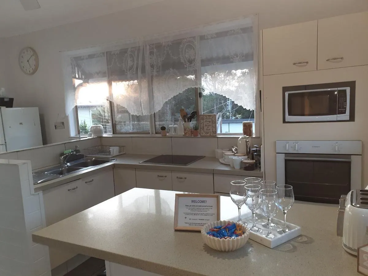 Homestay Guesthouse On Regent Bed & Breakfast Caloundra